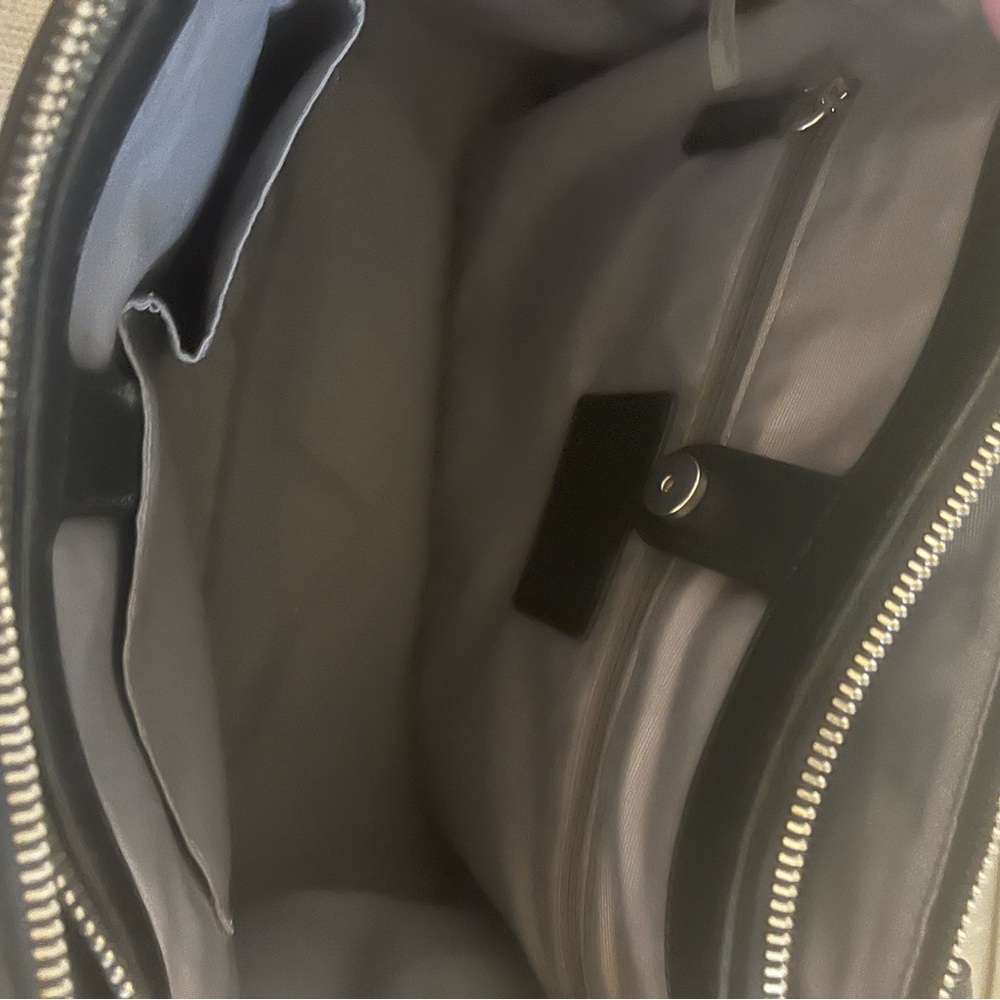 Authentic Coach Peyton Leather Double-zip Carryall. F25669 - Picture 5 of 15